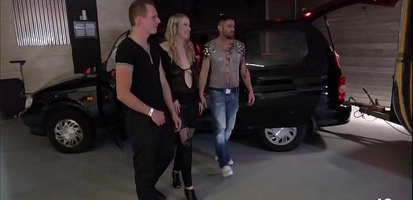  German Threesome - Deutsches Teen Sophie Dreier Fick im Bumsbus Nutten Mobil